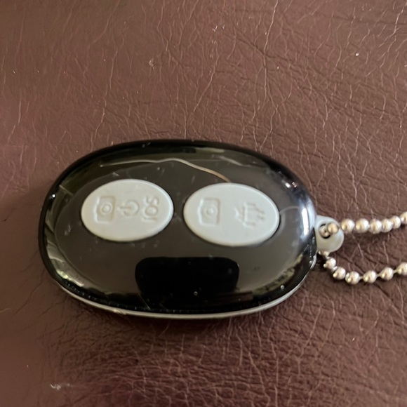 Selfie Stick w/3.5mm design, shutter control, photo buttons, & extends to 40”. - Picture 7 of 10